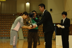 日本トリム田原よりトロフィー授与